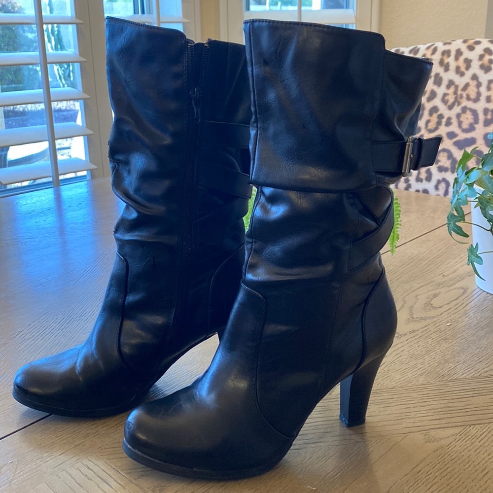 Black dressy or casual used boots. A small flaw on front right top boot.71/2 W